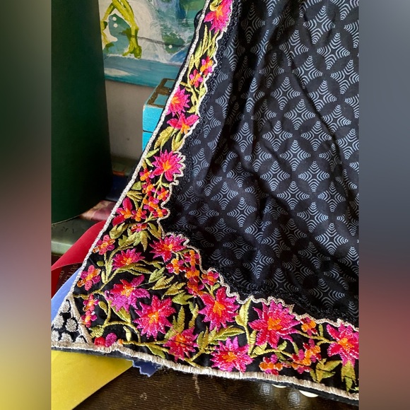 Beautiful Floral Embroidered Ethnic Indian Black TUNIC Top Shirt Size S - Picture 7 of 7